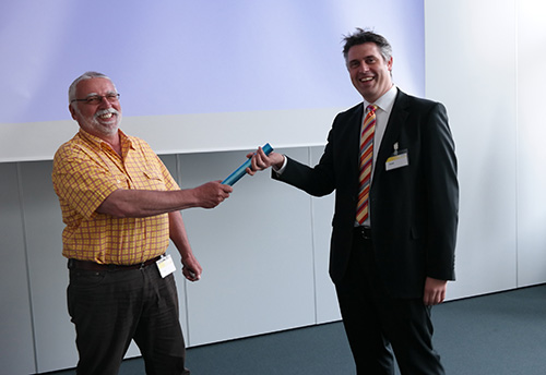 Hubert Röder vom KDRS Stuttgart übergibt das Staffelholz an Thomas Stasch vom Zweckverband civitec. (Foto: Lecos GmbH)